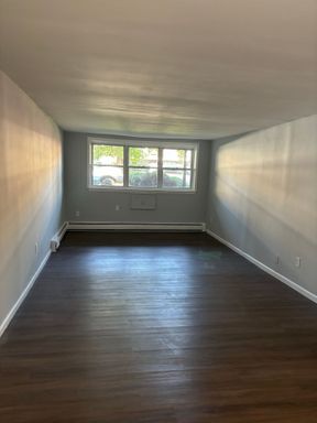 Renovated 1 -Bedroom Apartment – photo 1