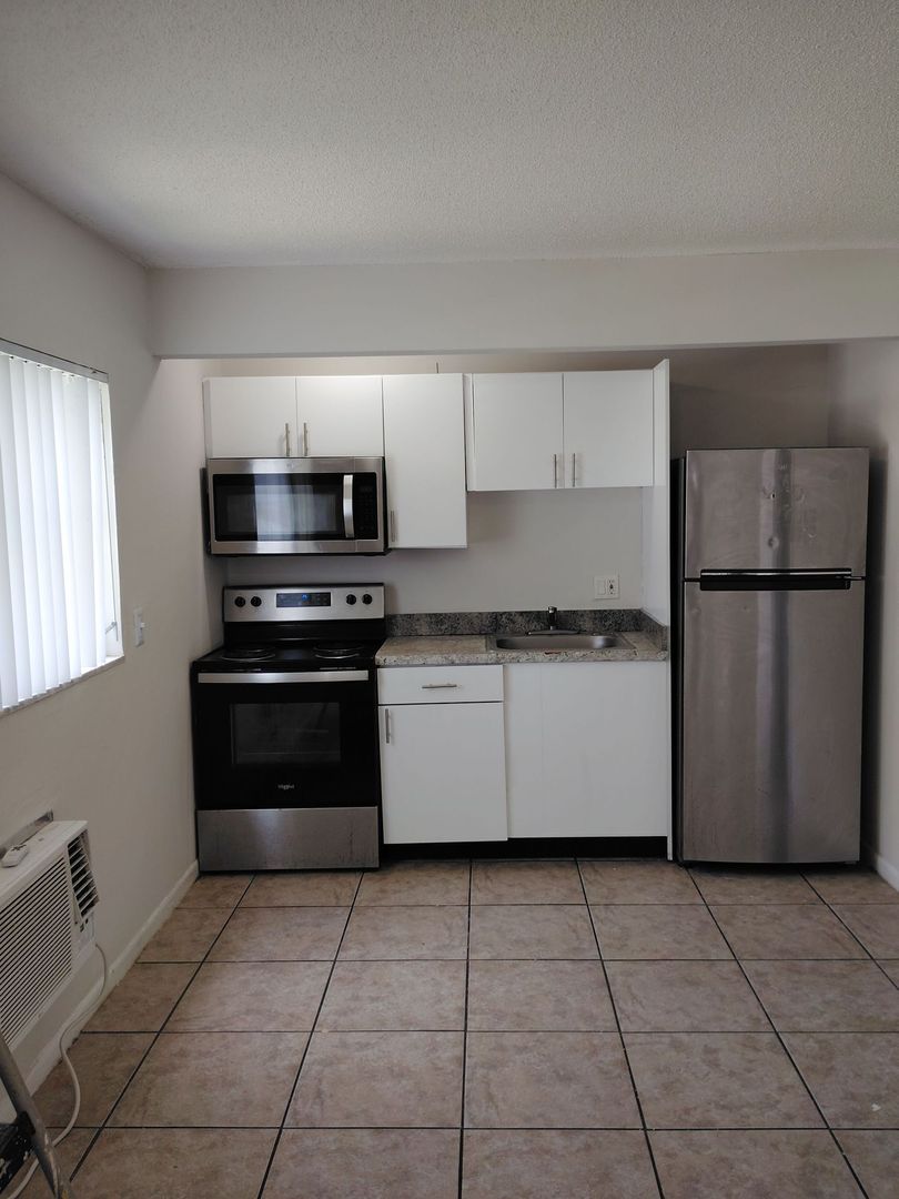 Palm Springs Apartment: 965 Manor Dr