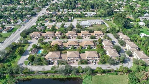 Desirable Large 4 Bedroom Townhouse With Single Car Garage – photo 1