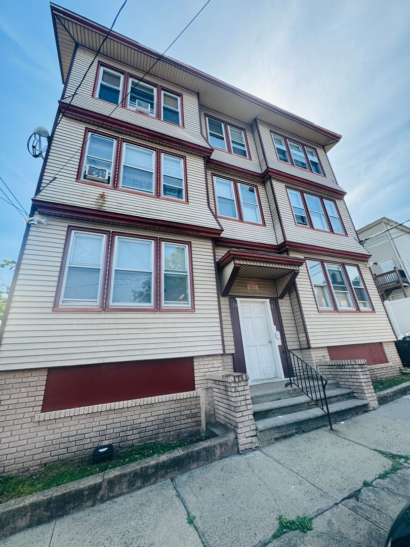 Newark Apartment: 14 Grant Avenue