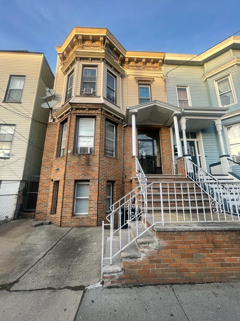 Union City Apartment: 510 10th Street