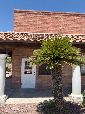 Commercial Unit With Outstanding location with close proximity to Tucson Foothills and Oro Valley – photo 1
