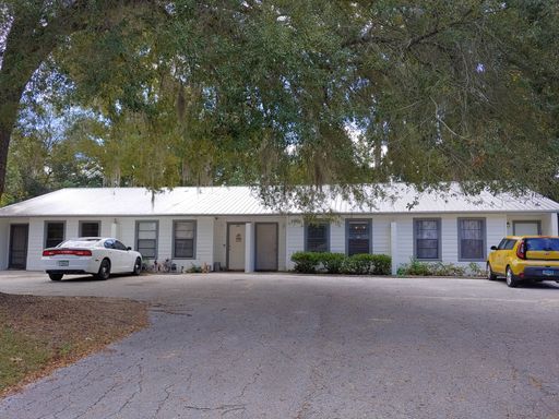 Spacious 2-Bedroom End Unit Near Veteran's Memorial Park – photo 1