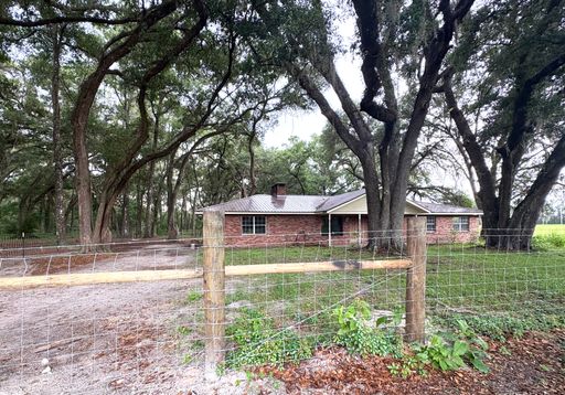 Peaceful Country Living on a Fully Fenced Lot – photo 1