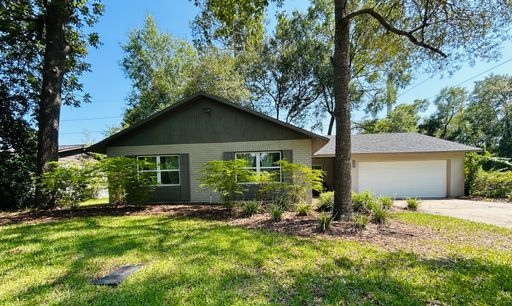 Gorgeous, Stylish, and Available Furnished 4/2 with Garage on Beautiful Corner Lot – photo 1