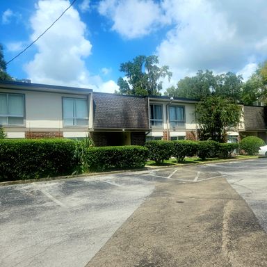Welcome to Summit House in Gainesville, FL! – photo 1