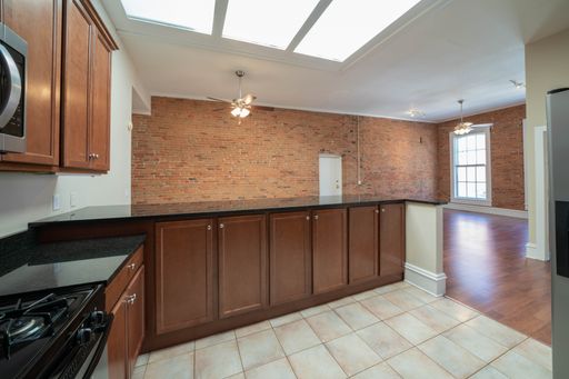 Large 2 Bedroom Overlooking Bates Alley – photo 1