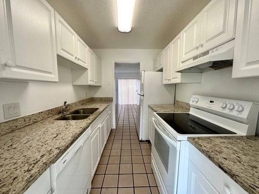 3 Bedroom 2 Bath Garden Style Apartment – photo 1