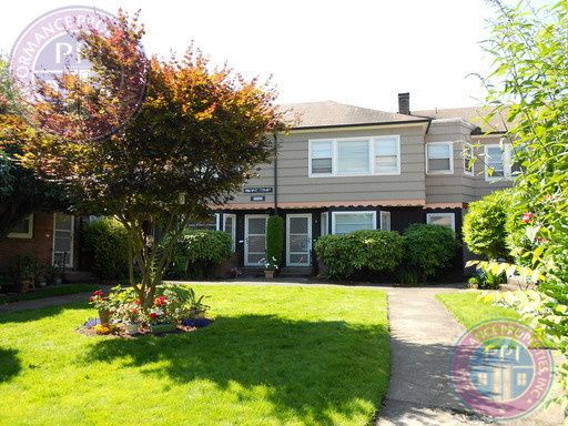 Charming Vintage Apartment w/ Courtyard View / Upper Unit! – photo 1