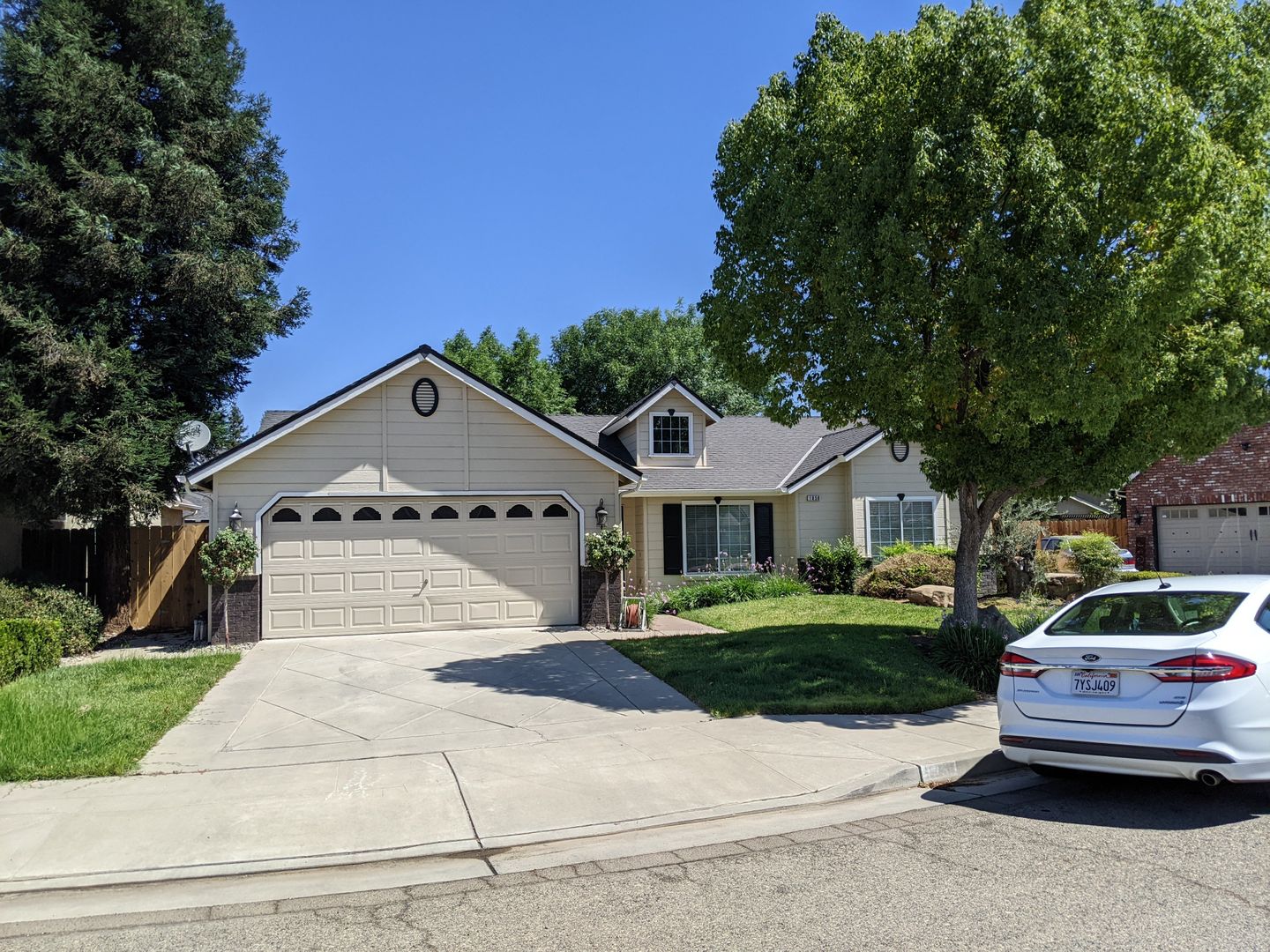 Fresno House: 1850 E Turnberry Ave