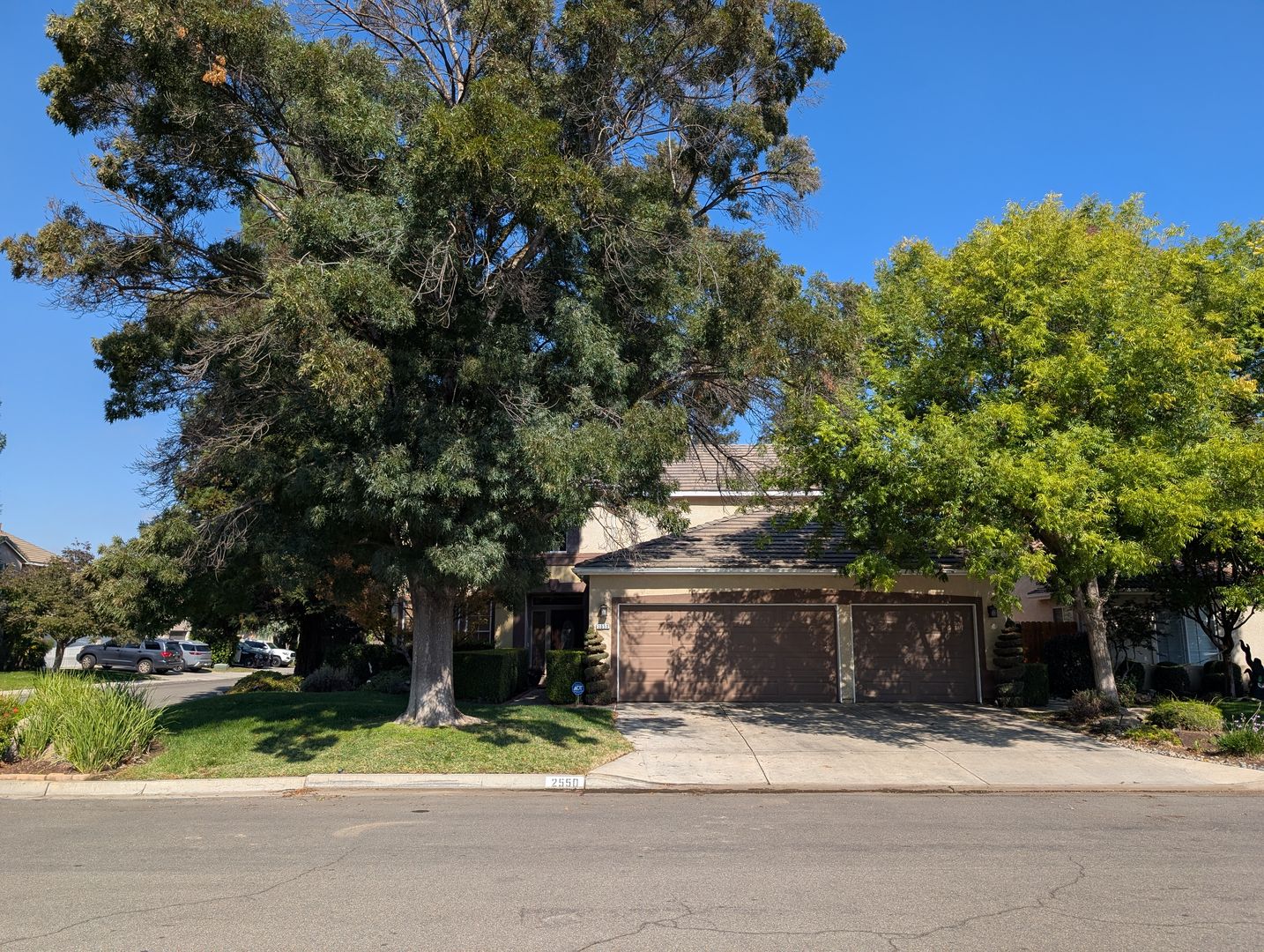 Fresno House: 2550 E Christopher Dr