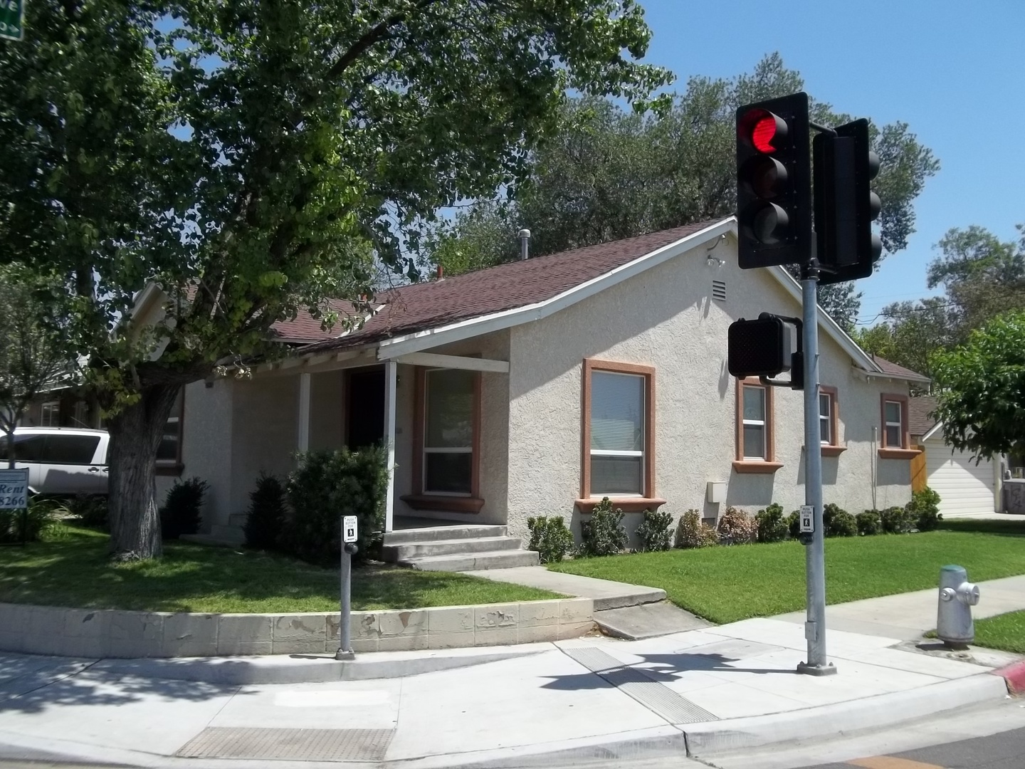 Fresno House: 2004 N. Palm Ave.