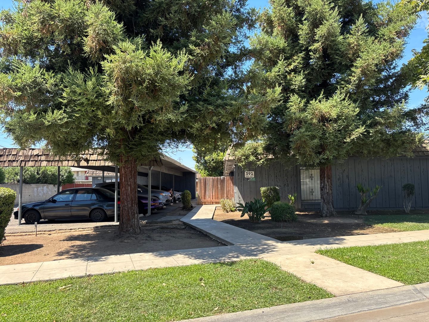 Fresno Apartment: 391 N Manila Ave