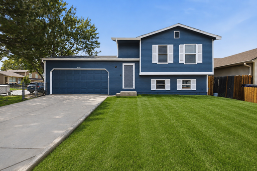 Spacious 4-Bedroom Home with Large Yard in Denver – photo 1