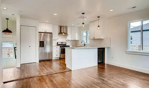 Three bedroom, 2 bathroom modern property! 1 car garage! – photo 1