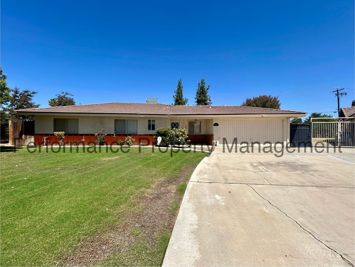 Bakersfield House: 100 Atherton Ct