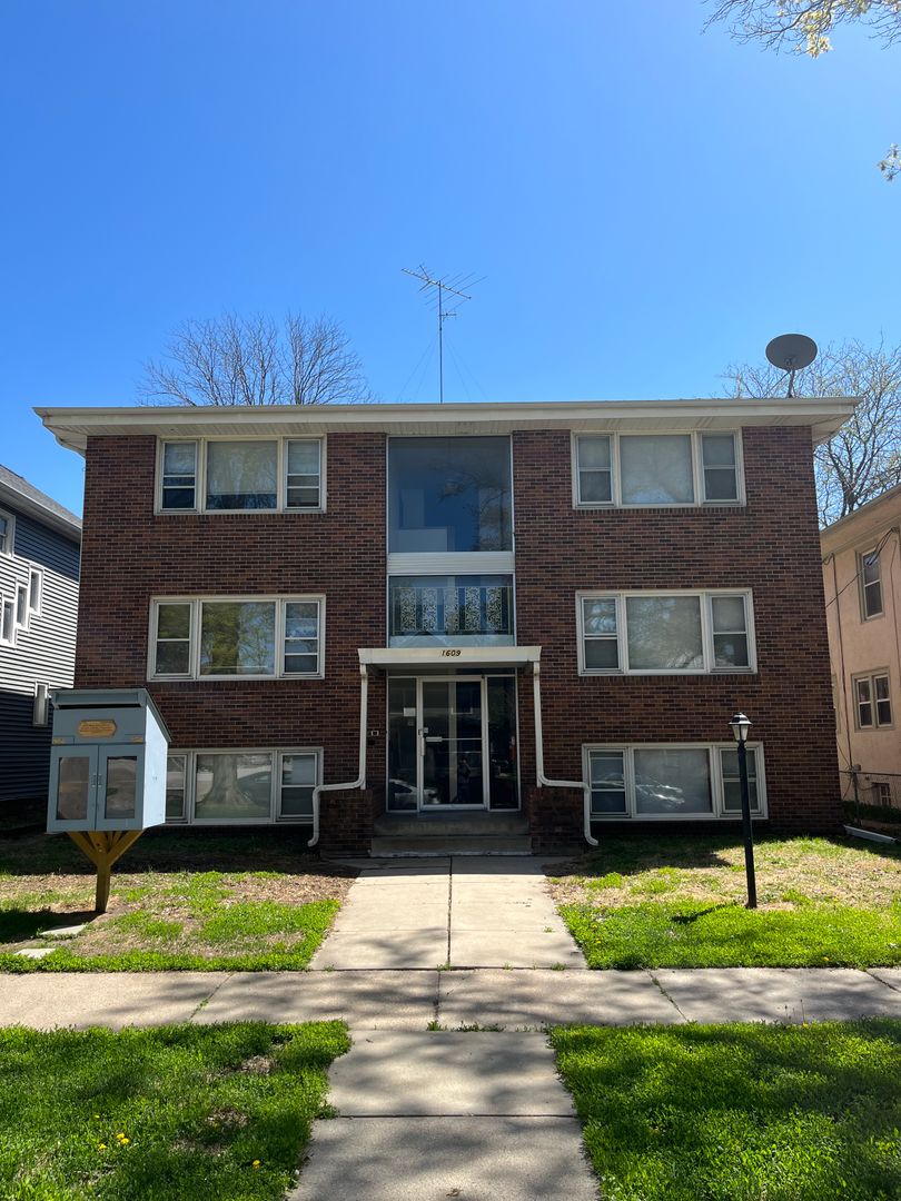 Lincoln Apartment: 1609 D Street