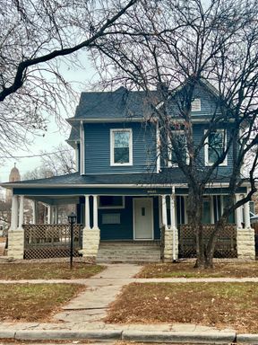 Spacious studio apartment near downtown