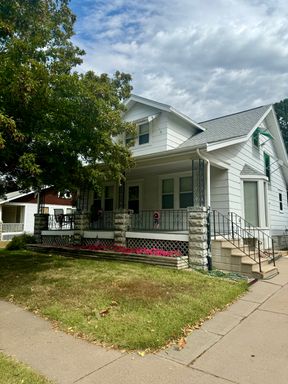 3+ bed 2 bath house in south central Lincoln. – photo 1