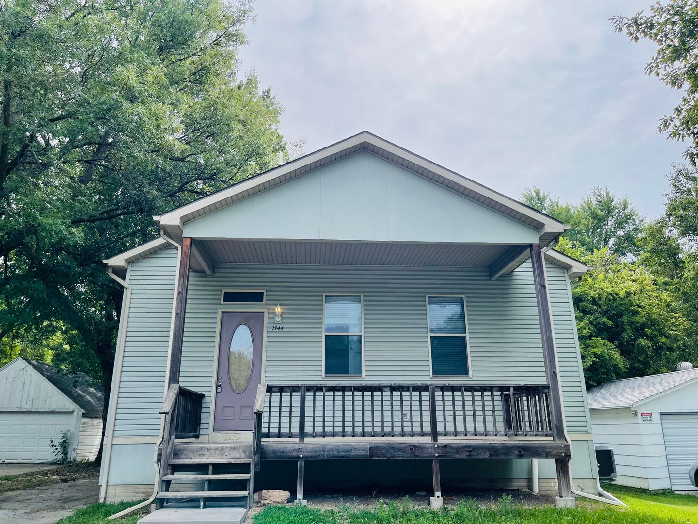 Lincoln House: 1944 S 52 St