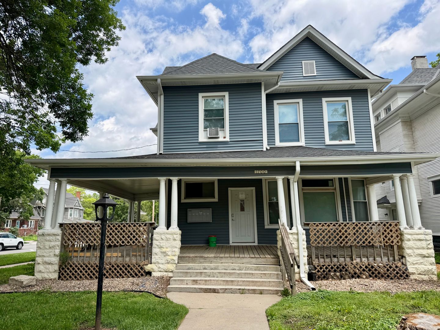 Lincoln Apartment: 1700 B St