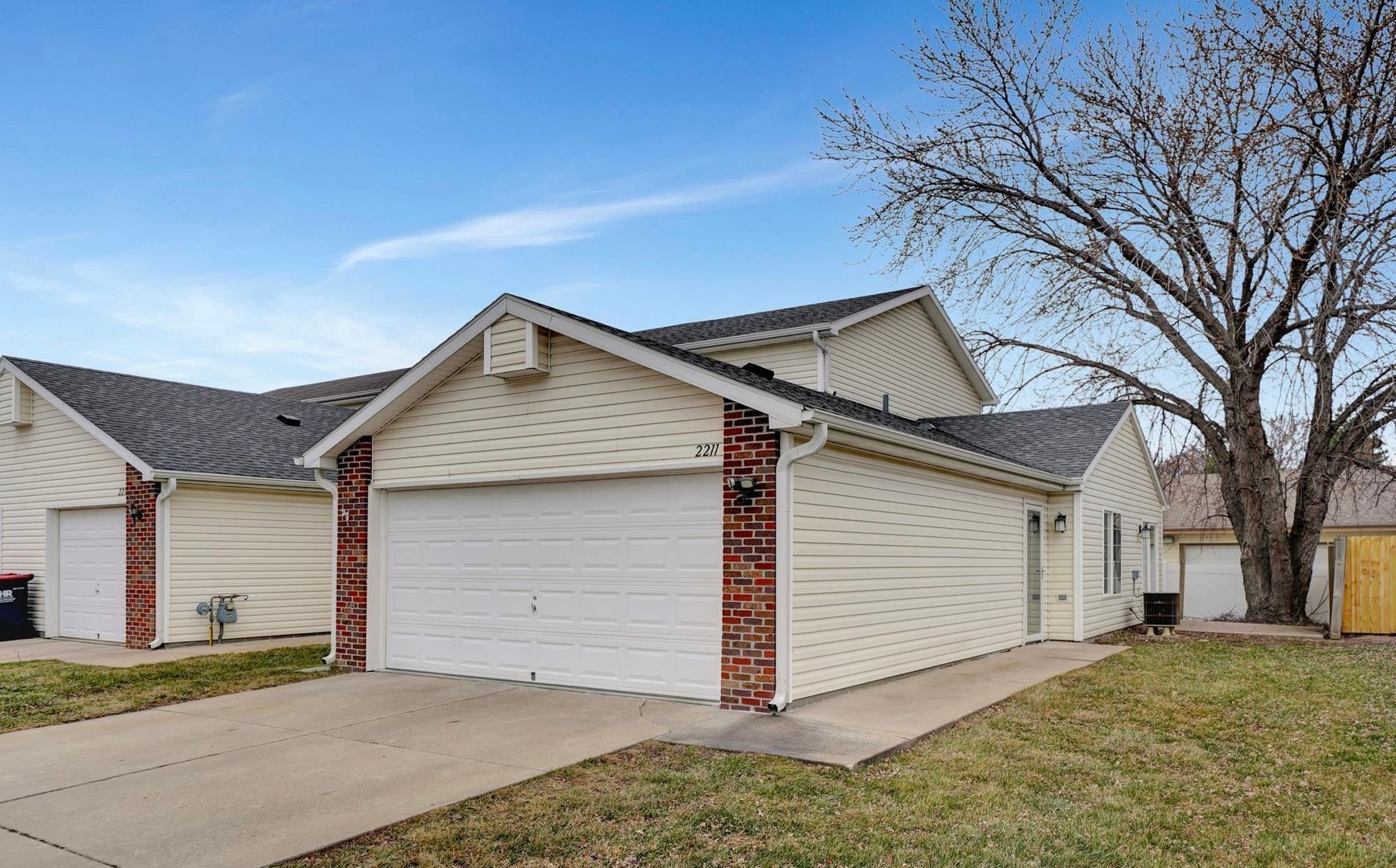 Lincoln Townhome: 2211 W Todd Ln