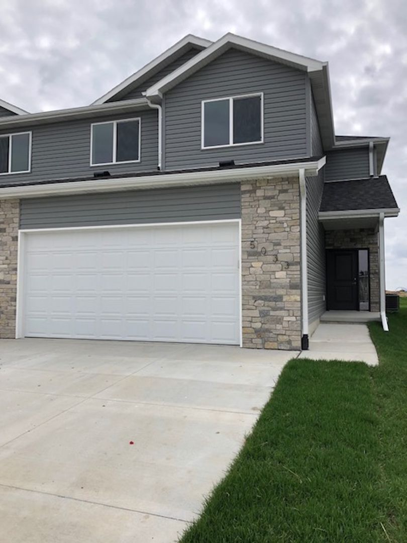 Lincoln Townhome: 5033 W Stampede