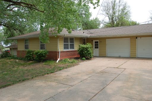 Well Maintained in Arnold Heights! – photo 1