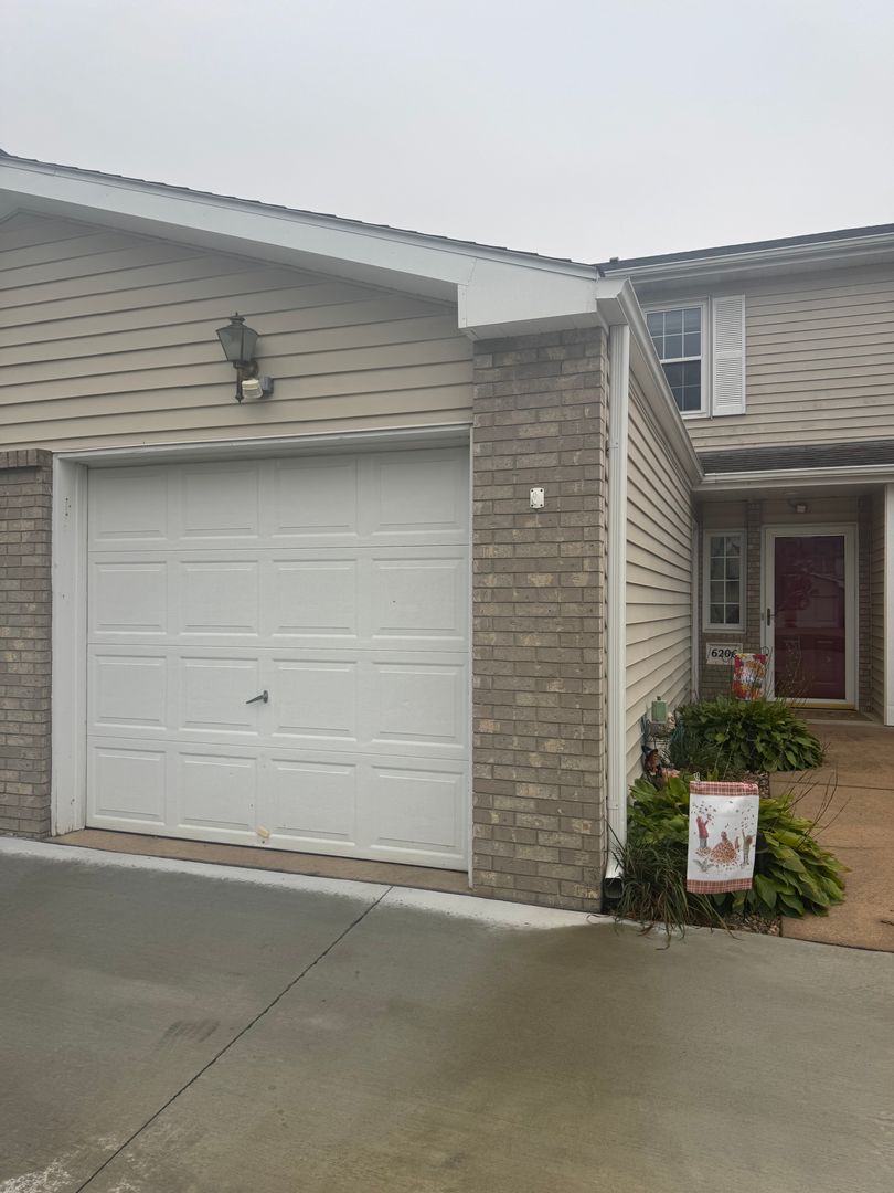 Lincoln Townhome: 6206 Benjamin Pl