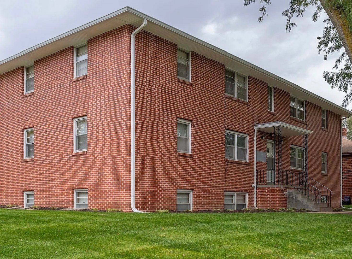 Omaha Apartment: 4624 Davenport St