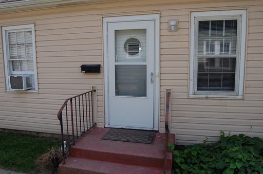 Cute & clean close to downtown! – photo 1