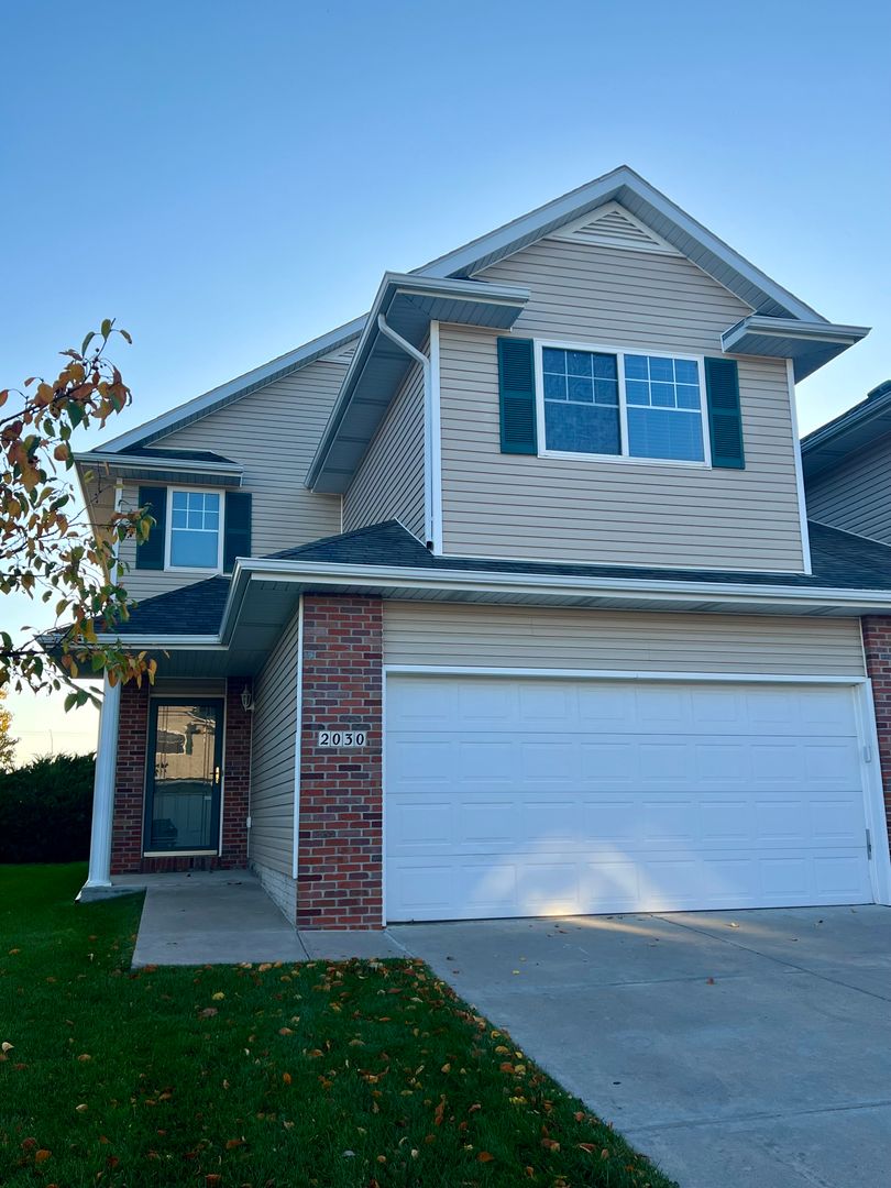 Lincoln Townhome: 2030 Connor Pl