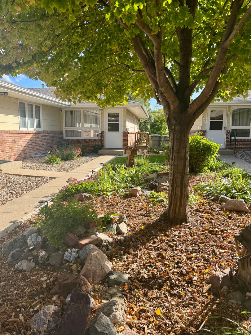 Lincoln Townhome: 5001/5005 Meredeth