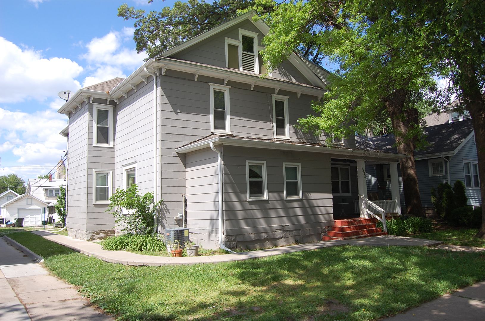 Lincoln Apartment: 1328 A St