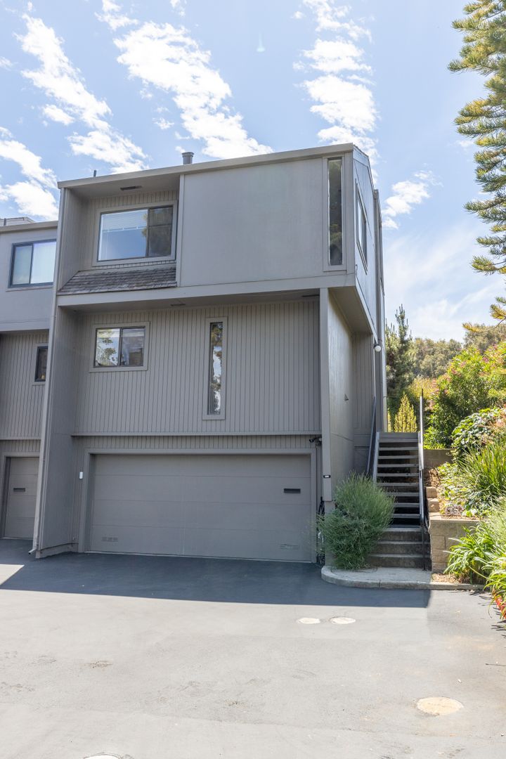 Hayward House: 996 Silverado Ct
