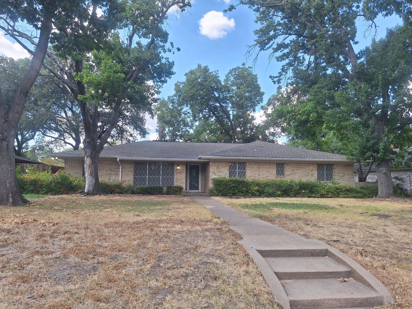 Grand Prairie House: 906 Sharpshire Street