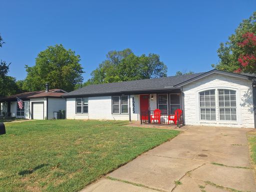 Spacious Home with a Huge Backyard & Modern Finishes