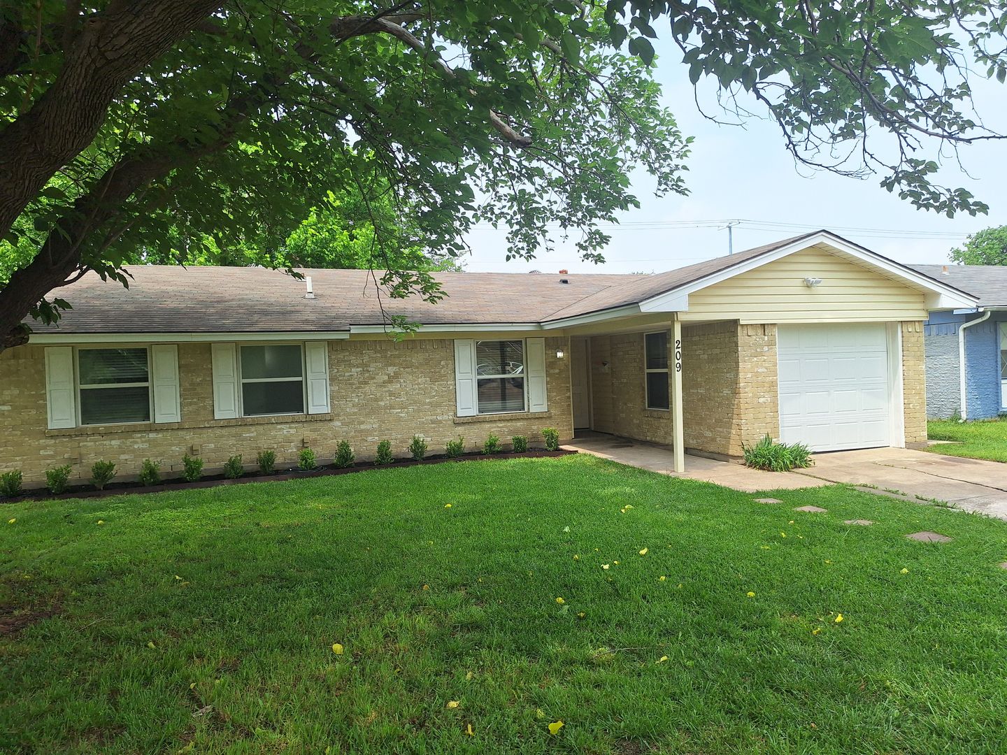 Garland House: 209 Heather Dr