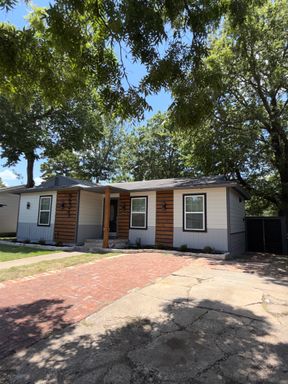 Spacious 3-Bedroom Home for Lease in Established Hurst Neighborhood