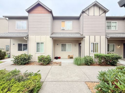 *MOVE-IN SPECIAL*Beautiful 2 bedroom 1.5 bathroom town house -Evergreen School District – photo 1