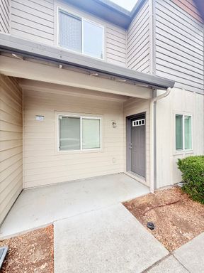 *MOVE-IN SPECIAL*Beautiful 2 bedroom 1.5 bathroom town house -Evergreen School District – photo 1