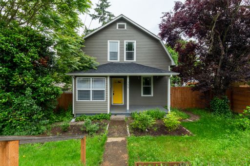 Beautiful 4 Bed 2 bathroom vintage downtown Vancouver home-Fully Fenced in back yard – photo 1