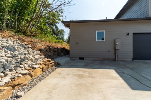 Gorgeous Newer 1 bedroom 1 bathroom attached house -Washougal
