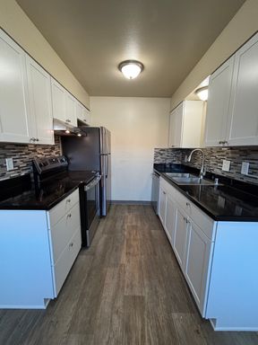 **$1,000.00 MOVE IN SPECIAL **Charming 2 Bedrooms 1 Bath -Apartment -Vancouver School District-Skyview High School – photo 1