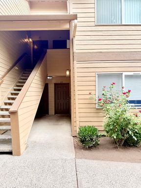 $500.00 Move in Special** Beautiful 2 bedroom 1 bathroom Apartment -Vancouver School District – photo 1
