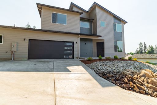Gorgeous newer 4 Bed 2.5 Bath home- Washougal School District