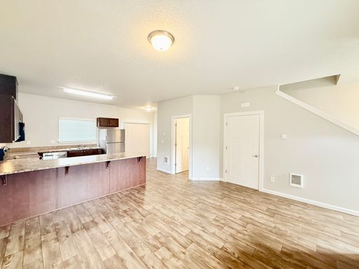 *MOVE-IN SPECIAL*Beautiful 2 bedroom 1.5 bathroom town house -Evergreen School District – photo 1