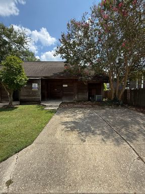 Cozy Efficiency with private backyard – photo 1