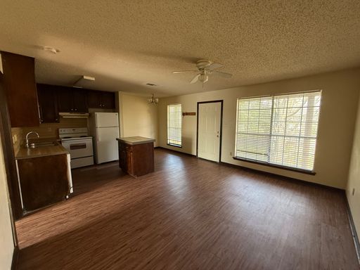 1BD 1BA Flat Apartment Upstairs – photo 1