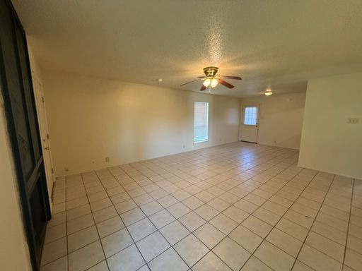 3BD 2BA flat apartment upstairs – photo 1